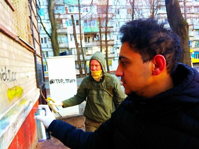 ©️ІКЦ м. Дніпро: Сотні графіті, зроблені наркодилерами, зникли завдяки спільній акції мусульман Дніпра й активістів МАА