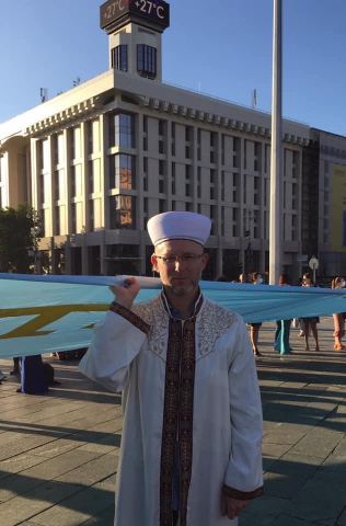 «Два флага — одна страна!» — в Украине почтили национальный флаг крымских татар