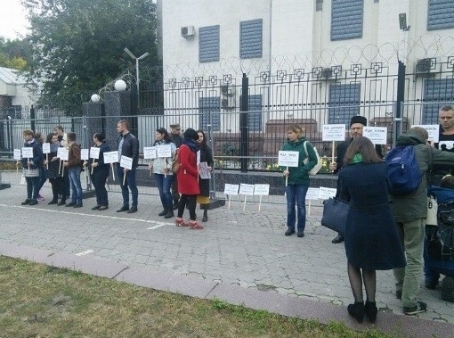 Акция под Посольством РФ: активисты требуют расследовать исчезновения в Крыму