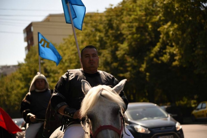 Крымскотатарские флаги на фестивале в Румынии