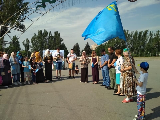 В Украине и ряде стран мира отметили День крымскотатарского флага 