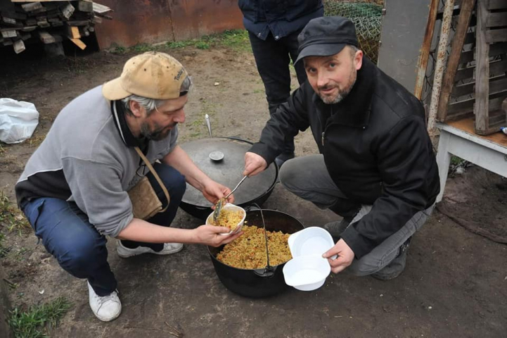 фейсбук: Сєвєродонецьк. Мусульмани щотижня готують обіди для малозабезпечених і безхатьків