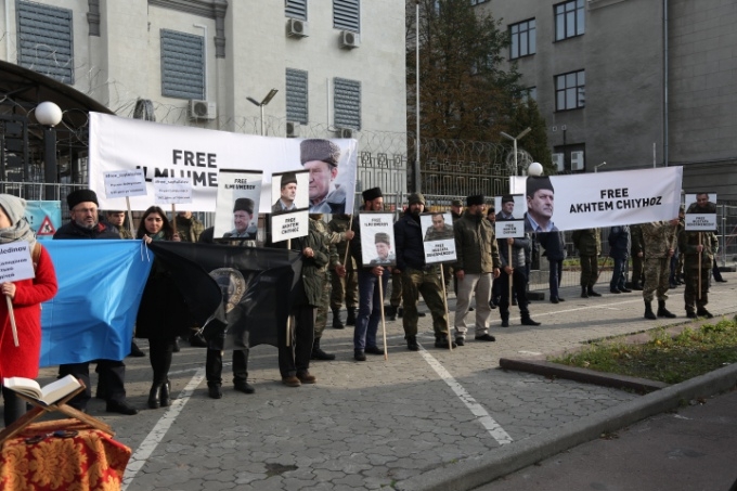 Кримчани провели акцію протесту біля Посольства РФ в Києві