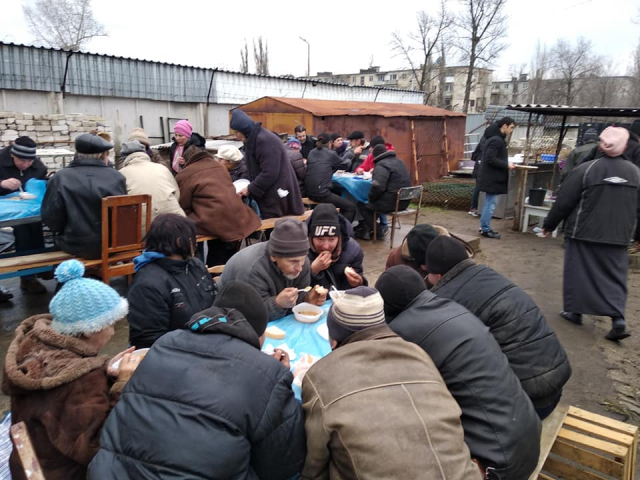 фейсбук: Сєвєродонецьк. Мусульмани щотижня готують обіди для малозабезпечених і безхатьків