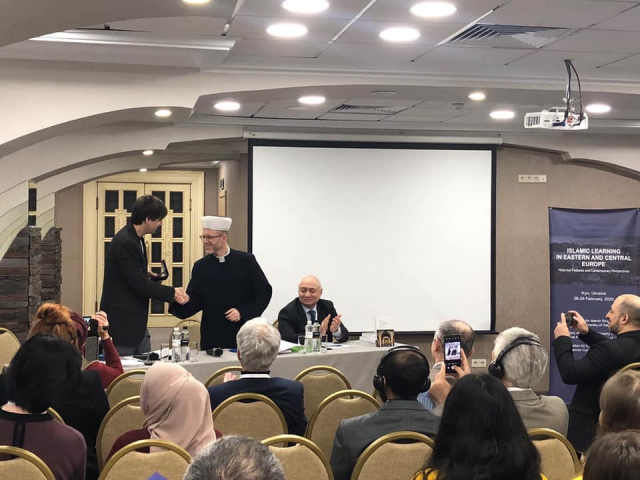 Международная научная конференция началась с награждения украинского ученого 