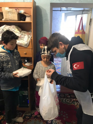 ©️ Исламский культурный центр Днепра — мечеть/Фейсбук: ІКЦ Дніпра та турецька діаспора готують та розвозять обіди нужденним