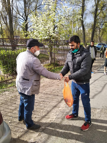 Активісти сєверодонецького ІКЦ напередодні Рамадана роздали продуктову допомогу студентам-мусульманам