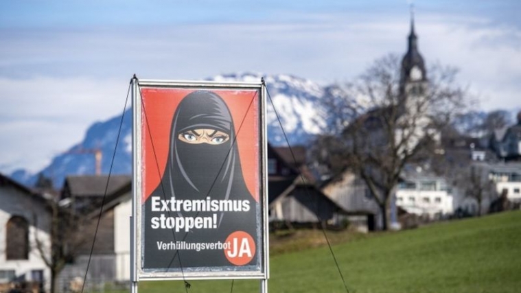 ©️ BBC: Швейцарська народна партія поширила білборди, де зображено  жінку в чорному нікабі та розміщено написи на кшталт «Зупиніть екстремізм!» і «Зупиніть радикальний Іслам!»