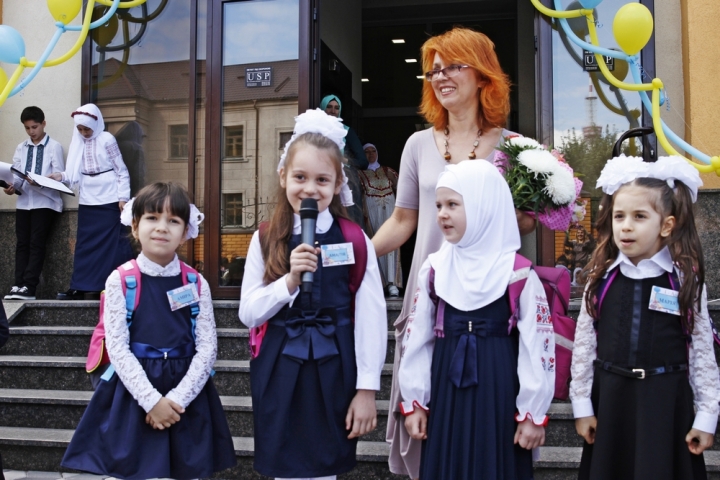 Поздравления учителям гимназии «Наше будущее» — на арабском, украинском, английском…