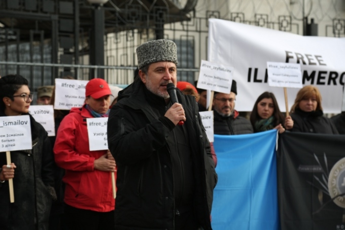 Кримчани провели акцію протесту біля Посольства РФ в Києві