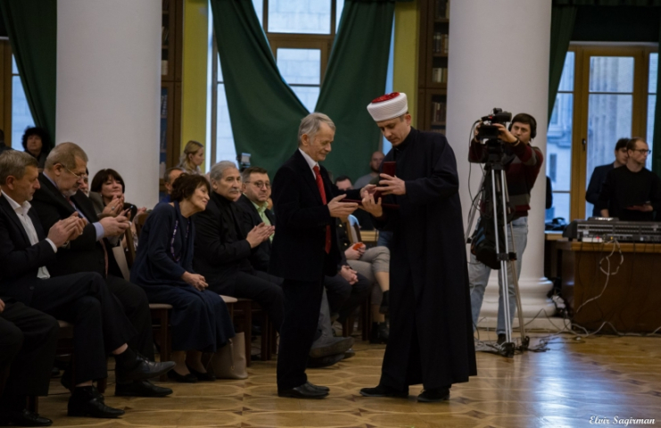 Mustafa Dzhemilev Awarded With Medal “For Devotion to Islam and Ukraine”
