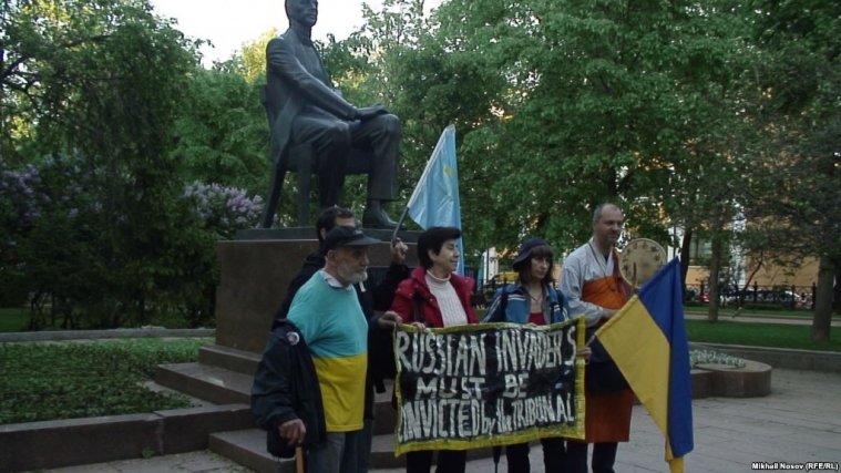 Мітинг на підтримку кримських татар у Москві: «Військових злочинців — в Гаагу!»