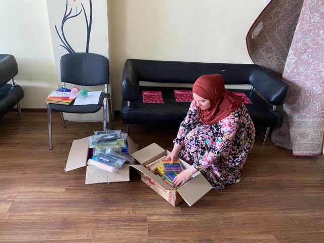 ©Мар’ям/фейсбук: Третій рік поспіль у рамках акції «До школи готовий!» мусульманки забезпечують усім найнеобхіднішим шкільним приладдям дітей з найбільш нужденних сімей
