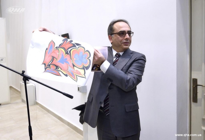 Турецький художник Хікмет Барутчугіль представив у Києві виставку своїх робіт в техніці ебру
