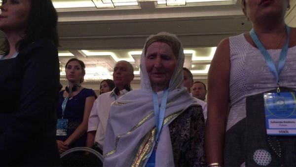 Известная  активистка  крымскотатарского движения, 81-летняя  Веджие Кашка плачет во время исполнения родного крымскотатарского гимна.