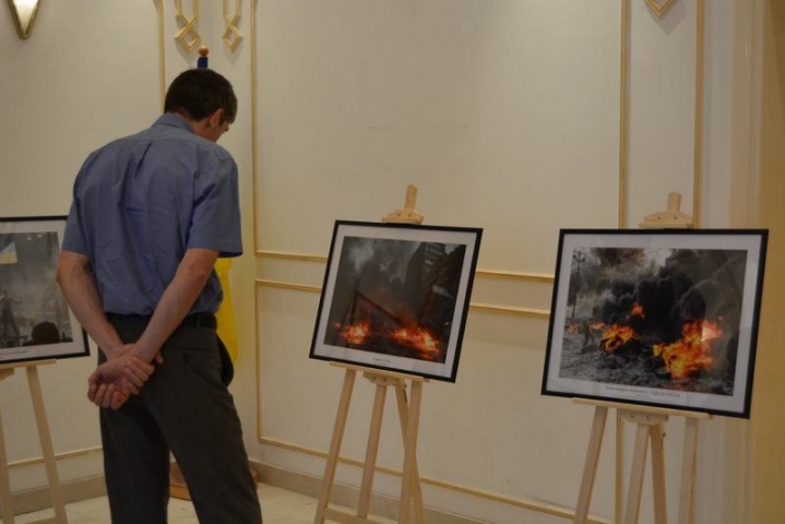 В Объединенных Арабских Эмиратах состоялось открытие фотовыставки «Революция достоинства»