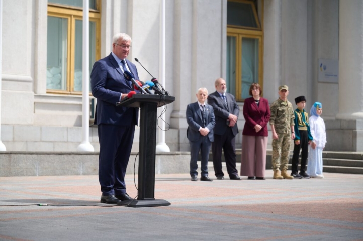 У Києві відзначили День кримськотатарського прапора: піднесли стяг біля МЗС і провели свято в Пирогові