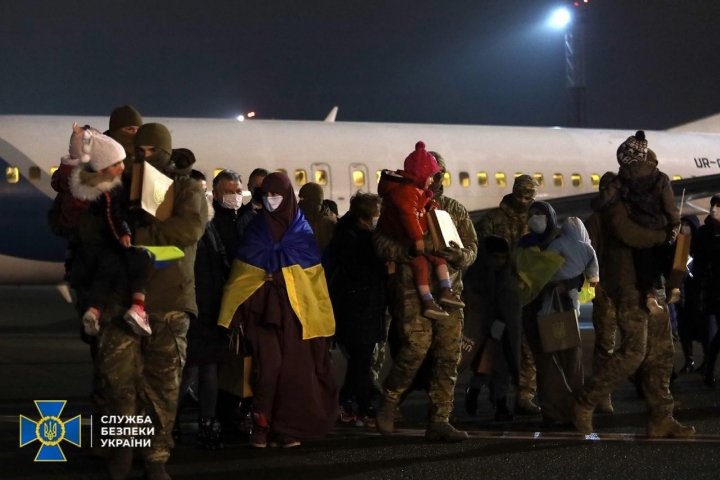  01.01.2021, Киев. Из сирийских лагерей для мигрантов вернули девять женщин с детьми