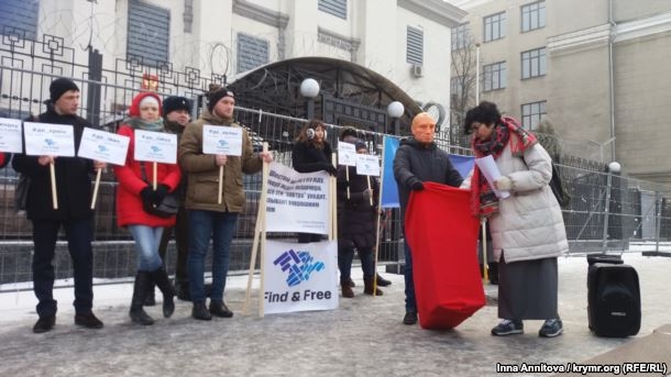 В рамках ежемесячной акции в поддержку пропавших крымчан под Посольством РФ состоялся перформанс с «подарками» Путина