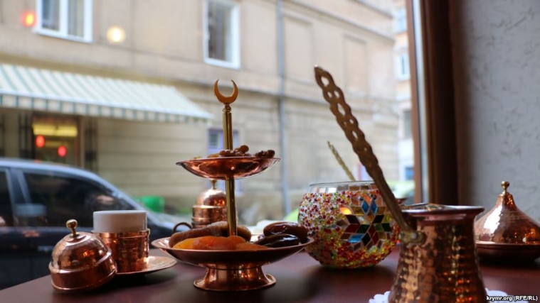 Крим залишають ресторатори, а в Україні відкриваються кримськотатарські кафе