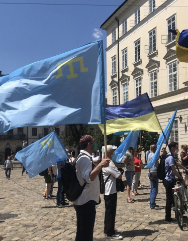 «Два флага — одна страна!» — в Украине почтили национальный флаг крымских татар