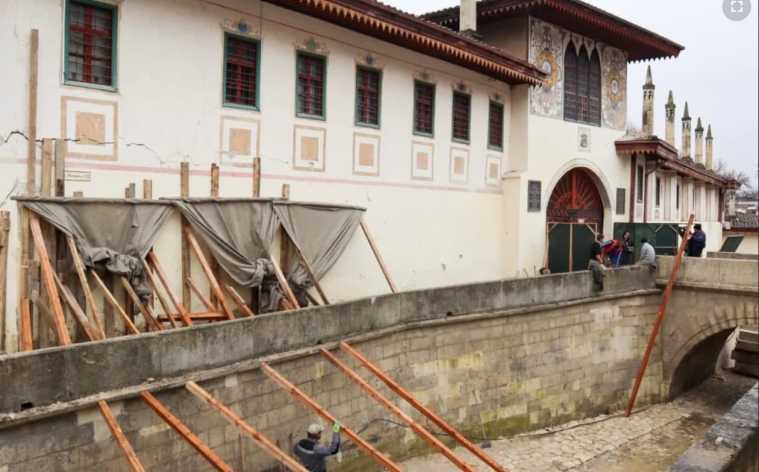 Горе-реставраторы «добивают» Хансарай: на сей раз пострадали стены Свитского корпуса