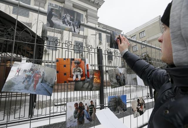 Фотографии последствий бомбардировок сирийских городов под Посольством РФ в Киеве