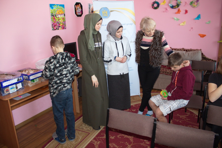 Львівські мусульманки привезли подарунки підопічним дитбудинку у Самбірському районі