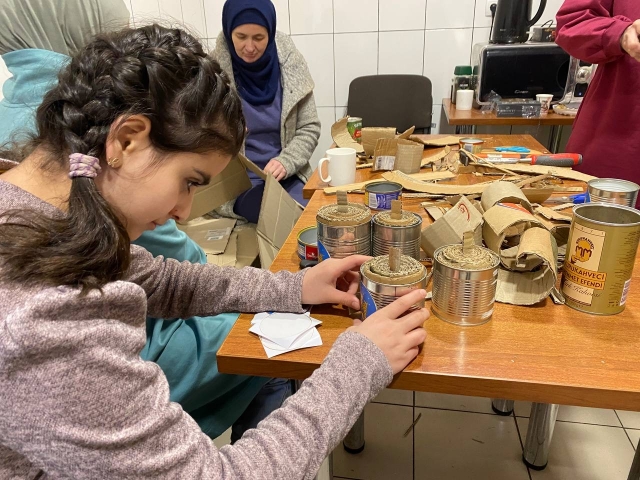Мусульманки Львова присоединились к изготовлению свечей для фронта