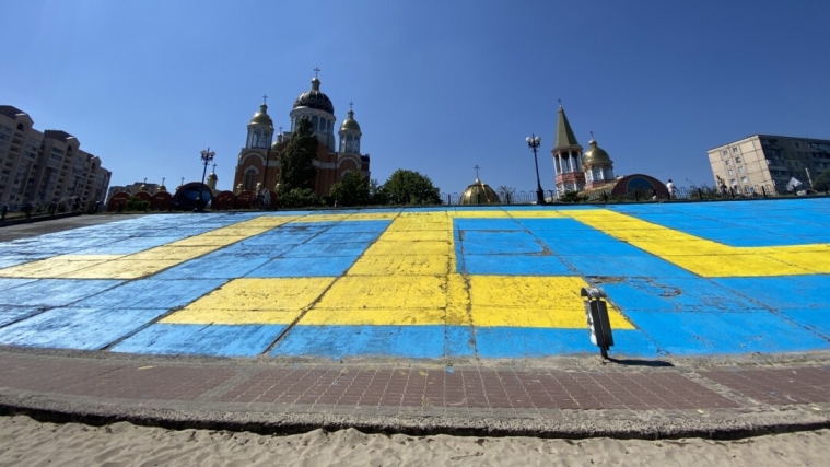 У Києві небайдужі оновили кримськотатарський прапор на набережній