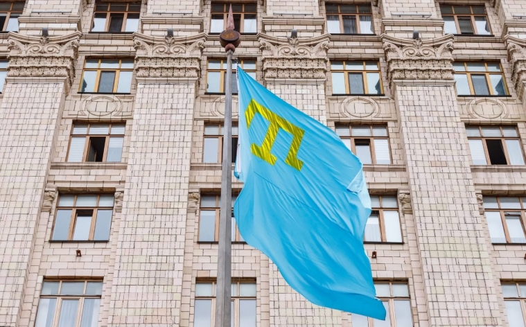 У Києві відзначили День кримськотатарського прапора: піднесли стяг біля МЗС і провели свято в Пирогові