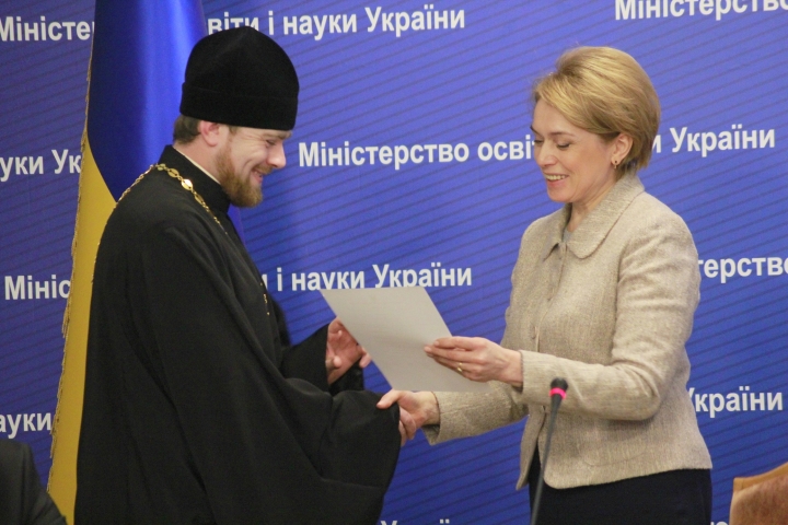 Высшее религиозное образование в Украине признано государством: в МОН вручили первые свидетельства о духовном образовании