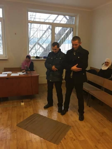 В Бахчисарае крымские татары совершили намаз прямо в зале суда