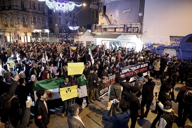 Мусульмане не склонятся перед насилием: акция под консульством РФ в Стамбуле