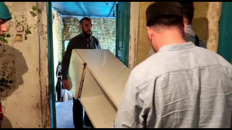 Запорізькі мусульмани подарували нужденній родині з Новоолексіївки новий холодильник з продуктами