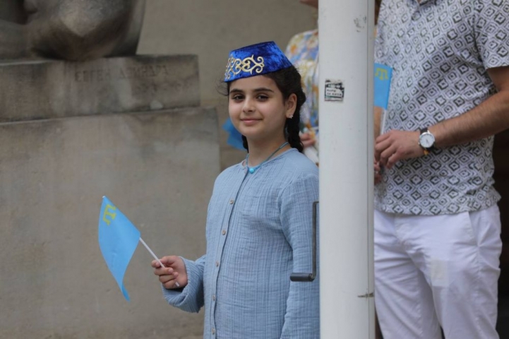 Крымскотатарский национальный флаг чествовали в Украине и мире