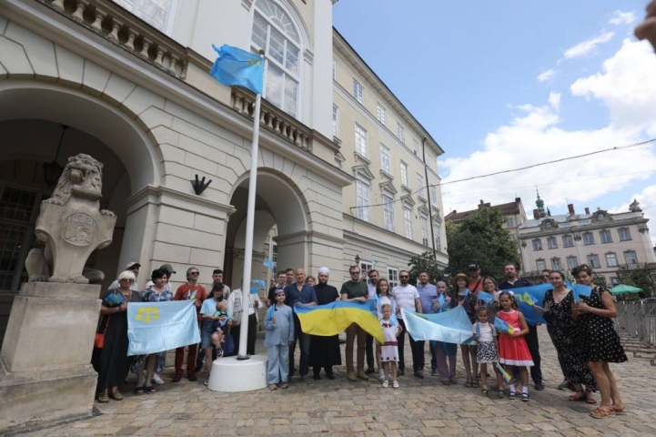 Кримськотатарський національний прапор ушанували в Україні та світі