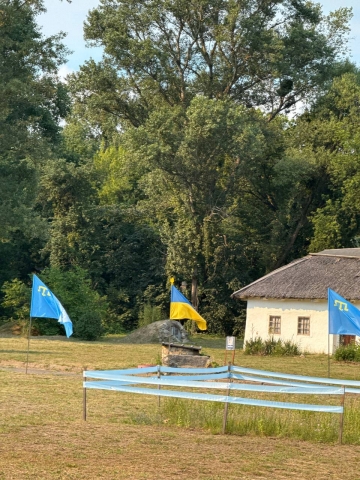 У Києві відзначили День кримськотатарського прапора: піднесли стяг біля МЗС і провели свято в Пирогові