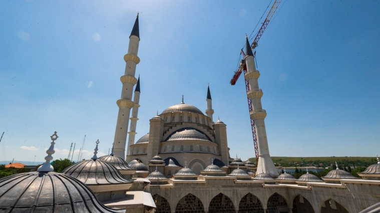 «Така мечеть не буде благословенною»: окупанти ніяк не відкриють Соборну мечеть у Сімферополі