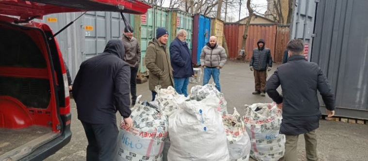 Азербайджанець у Києві зібрав 6 мішків гуманітарної допомоги для Туреччини