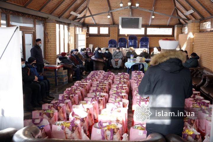 У столичному ІКЦ чергова доброчинна акція: 150 продуктових наборів роздали переселенцям