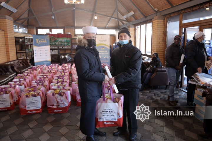 У столичному ІКЦ чергова доброчинна акція: 150 продуктових наборів роздали переселенцям