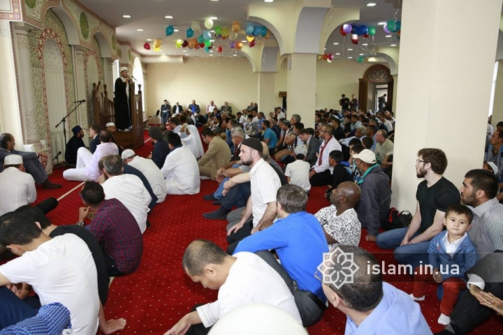 Две с половиной тысячи мусульман возносили молитвы в Курбан-байрам в мечети Исламского культурного центра Киева