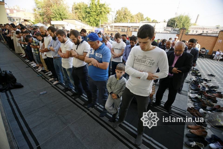 Две с половиной тысячи мусульман возносили молитвы в Курбан-байрам в мечети Исламского культурного центра Киева