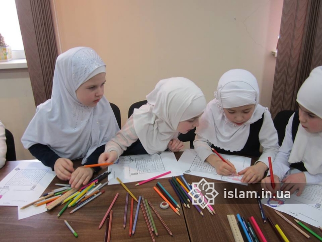 Маленькие ученицы гимназии «Наше будущее» встретили Всемирный день хиджаба во всеоружии знаний