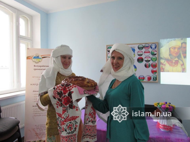 «Стежками історії: жіноча хустка» — День хіджабу в Сумах