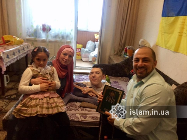 Мусульмани Ісламського культурного центру відвідали відомого волонтера Антона Дубішина