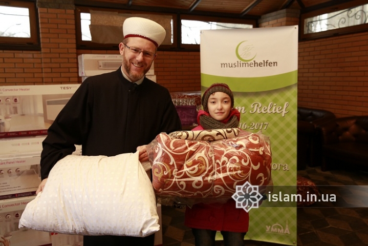  мусульмани допомагають одновірцям, які опинилися у непростому станоищі
