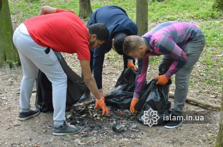Young Muslims joined the all-Ukrainian flashmob “Let’s Make Ukraine Clean!”
