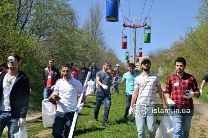 Young Muslims joined the all-Ukrainian flashmob “Let’s Make Ukraine Clean!”